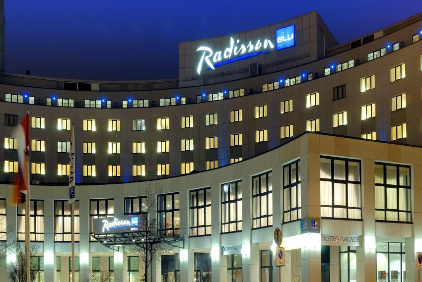 Aussenansicht bei Nacht Radisson Blu Hotel Cottbus