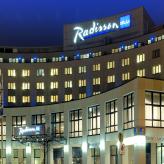 Aussenansicht bei Nacht Radisson Blu Hotel Cottbus