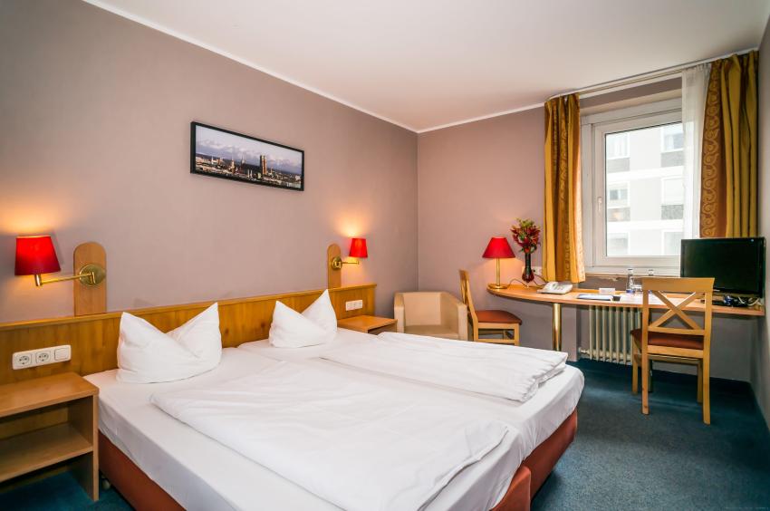 große Doppelzimmer mit Badezimmer, TV und freiem WLAN Smart Stay Hotel Schweiz